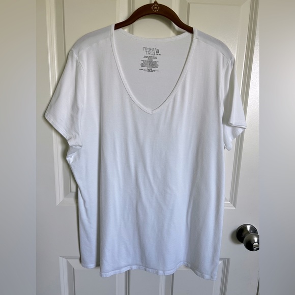 Time and Tru Tops - White V-Neck T-Shirt, Size XL
